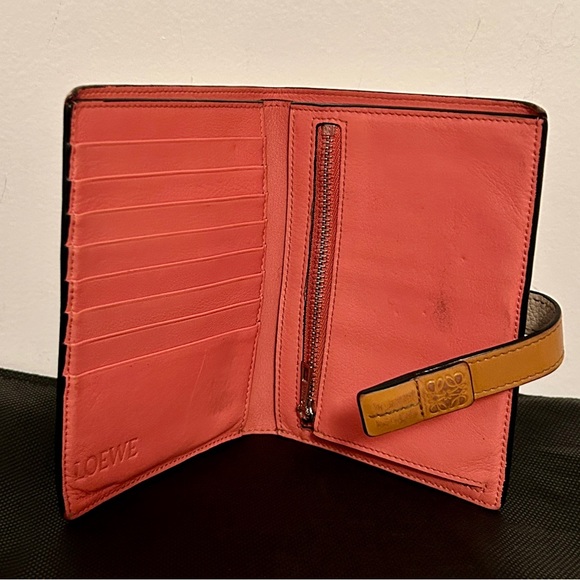 Loewe Calf Skin, Bi-fold Beige Light
Oat/Honey exterior . Papaya Interior. - Picture 11 of 13